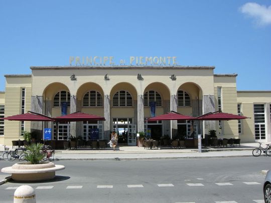 800px-Bagno_principe_di_piemonte_03